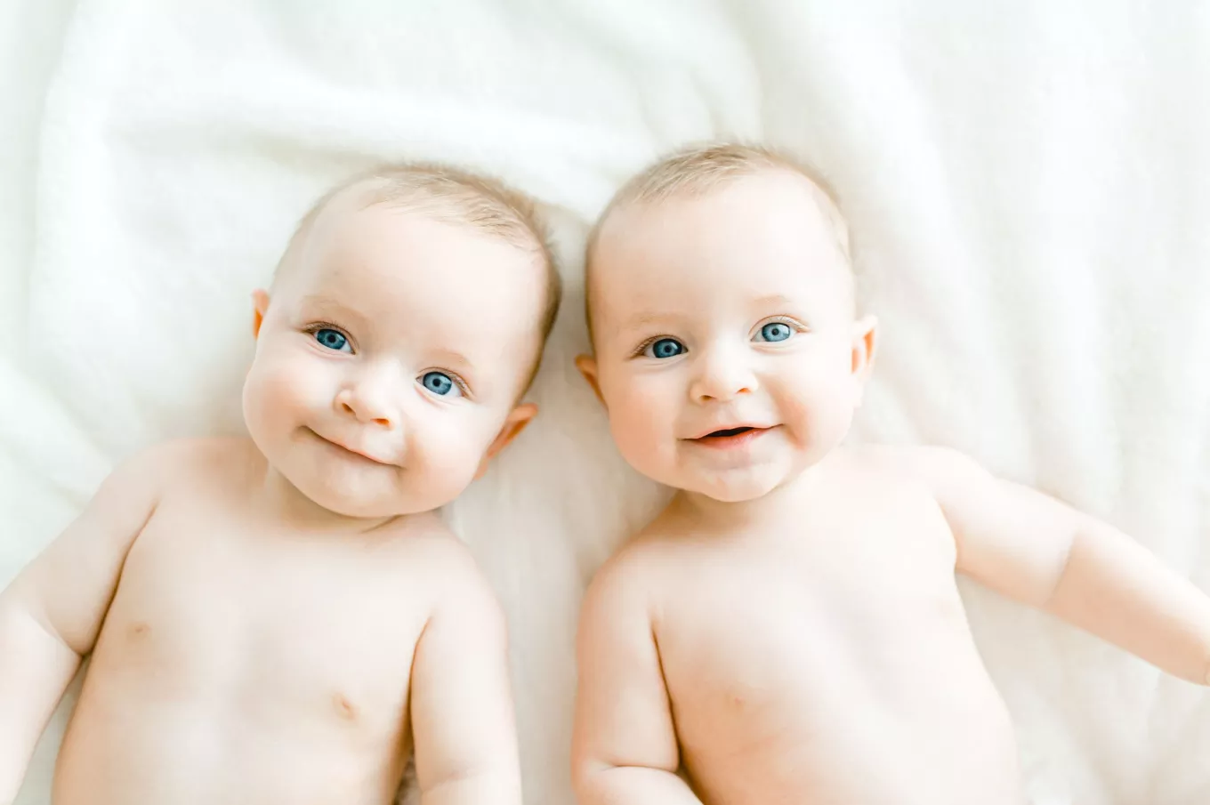 dois bebes gémeos 