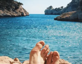 pés na praia