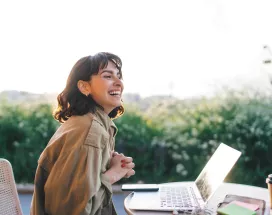 mulher feliz a olhar para o computador
